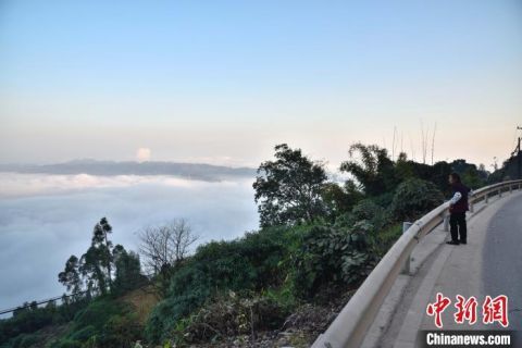  小镇|重庆沿江小镇出现壮观云海美景