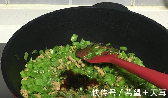 菜梗|7月，这碱性蔬菜可多吃，2块钱买1大捆，去叶留菜梗一炒，真爽脆！