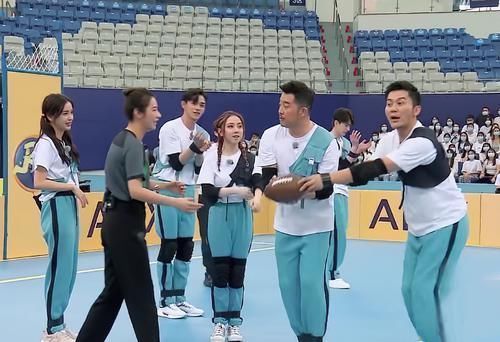 观众|蔡徐坤带球跑被邓紫棋撕名牌,baby极力帮忙,动作却令观众无法接受