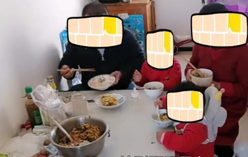 老大|生二胎时,老大栓在医院凳子上,如今准备生三胎,不知哪来的勇气