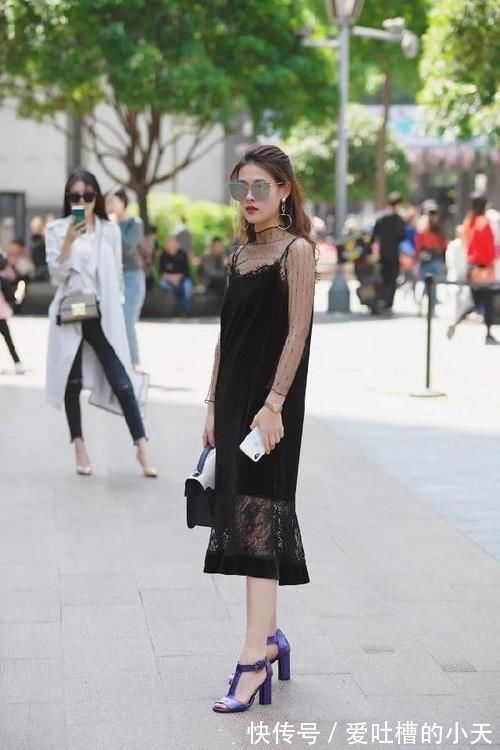 小姐姐|美女脚上搭配着一双浅紫色的高跟凉鞋,看上去充满着魅力