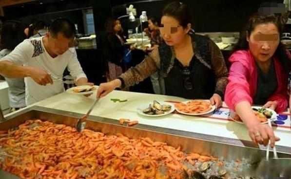 不限量|奶奶带孙子吃自助餐,浪费食材蛮不讲理,餐厅的做法让人称赞