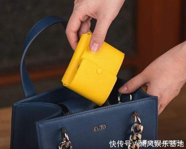 女人的包包里除了钥匙,这6个常用品不可少!不占地方还大有用途