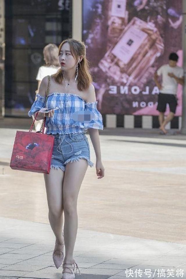 时尚 靓女很懂时尚,高跟鞋搭配牛仔的短裤,更加引人关注