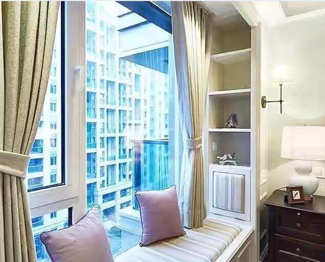 承重墙|头回见飘窗顶部打一排壁龛,不影响大小还能收纳,有点意思!