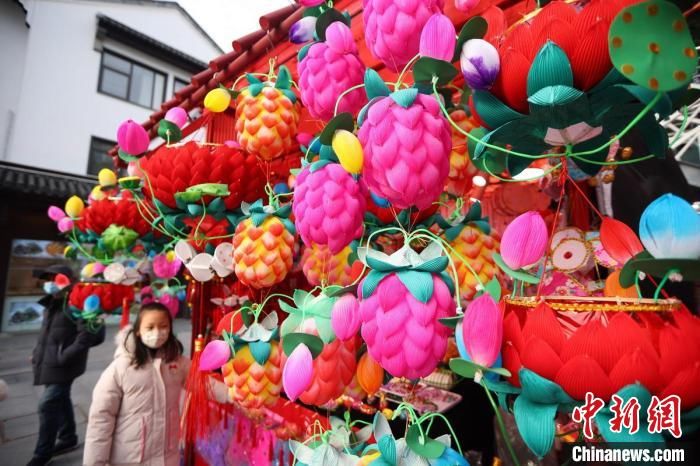 传统|南京传统手扎花灯扎堆上市“闹新春”