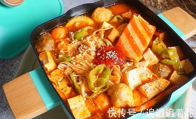 辣白菜|几天不吃就馋的韩式辣白菜火锅,比麻辣烫简单,全家吃光盘不浪费