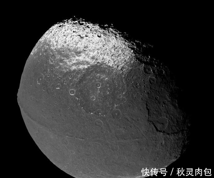 13亿千米外,表面“焊缝”长达1300公里,整颗星球是废弃的飞船?