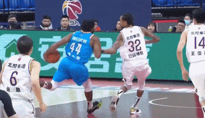 张骋宇|哈斯11分7板!季后赛边缘球队之战青岛轻取北控 张骋宇20+5
