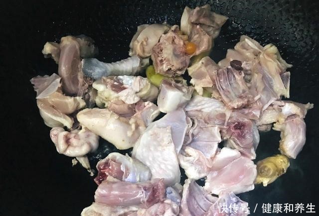 天冷了，炖鸡汤加一鲜品，味香味浓，甘甜滋补，手脚暖和不冰冷