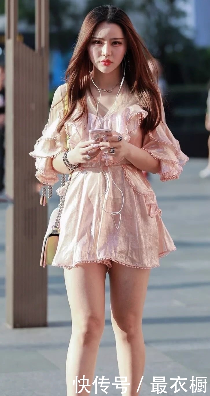 街拍美女：小姐姐蕾丝连衣裙搭配高跟鞋，高贵优雅又显美丽大方