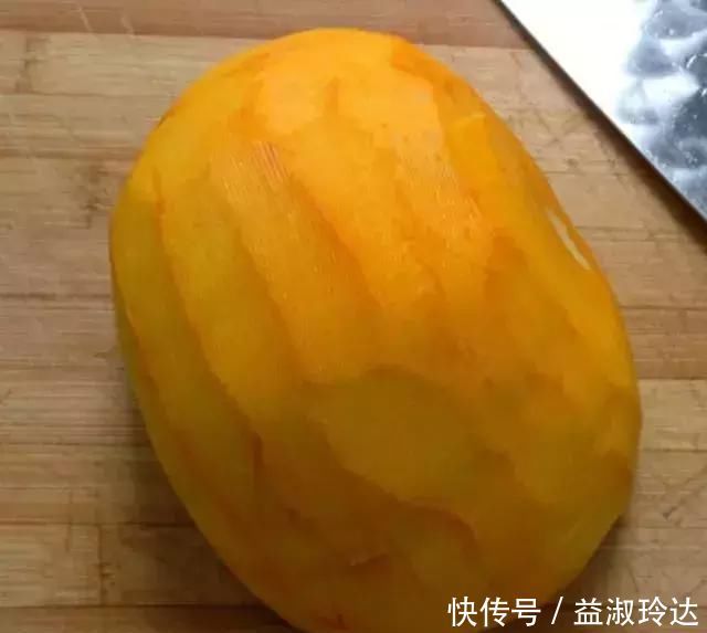 南瓜新做法，不做南瓜饼，不做南瓜馒头，越吃越想吃，做法超简单