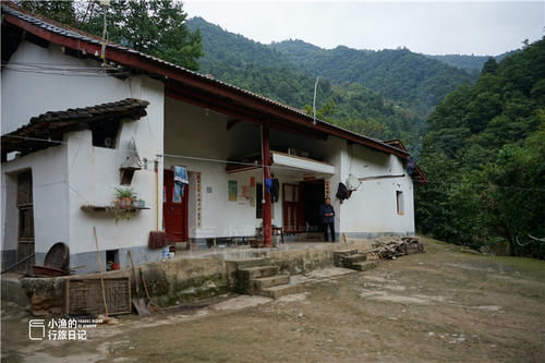 陕南秦岭深山，90多岁老人养鸡种花，这样的山居生活你向往吗？