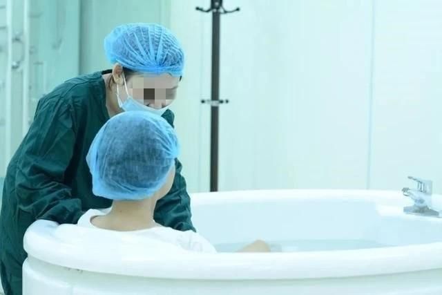 二胎|41岁主持人水中生二胎,不打无痛自己接生,水中分娩不妨了解下