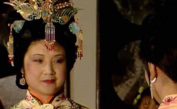 贾母是出了名的善良,为何对亲孙女贾迎春的悲剧视若无睹?