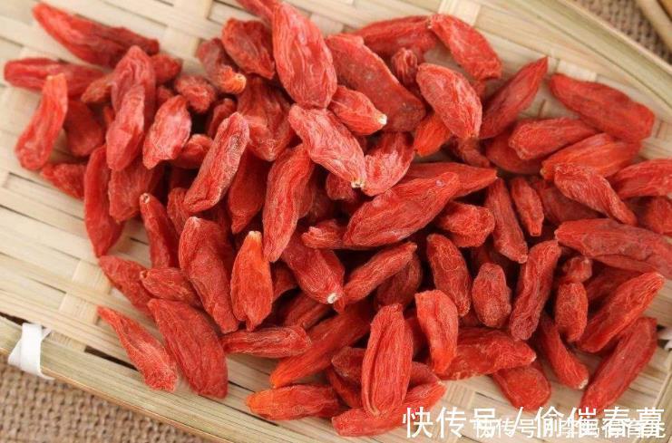 提高免疫力|养生只能泡“枸杞”?不!三种食材泡水喝两次,能使你更加健康!