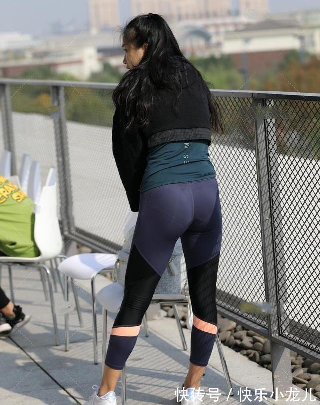 混搭 拼色瑜伽裤配短款小羊毛衫,健康时尚十足,这就是力与美