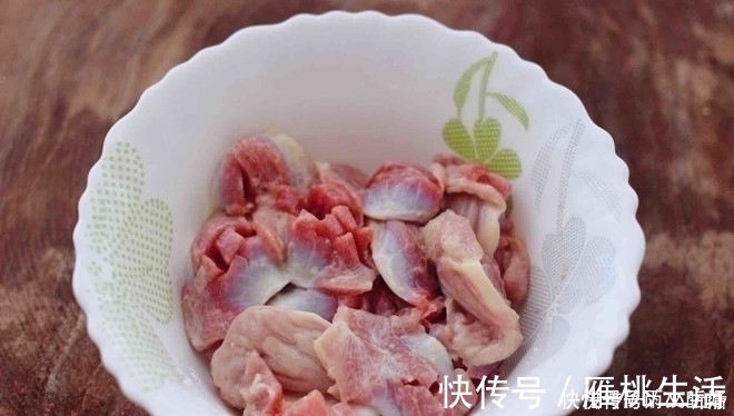 部位|鸡身上最脏的部位，里面含大量重金属，白给都不要，炒菜要扔掉