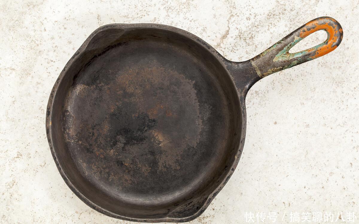 铁锈|铁锅生锈不要扔，教你一招，铁锅变身不粘锅，以后都不会生锈了