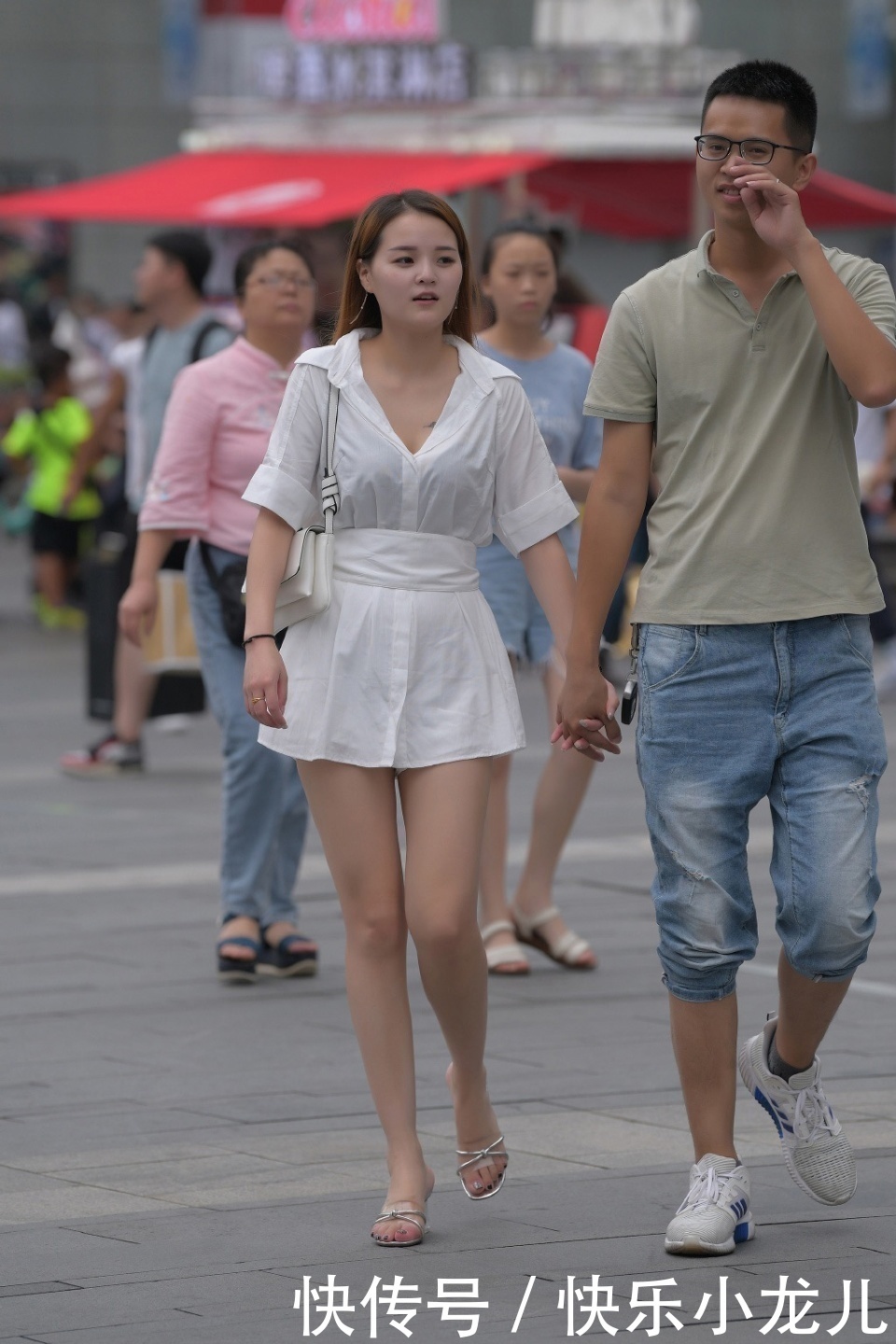 简单搭配也能时尚靓丽，长款衬衣帮你美出新高度