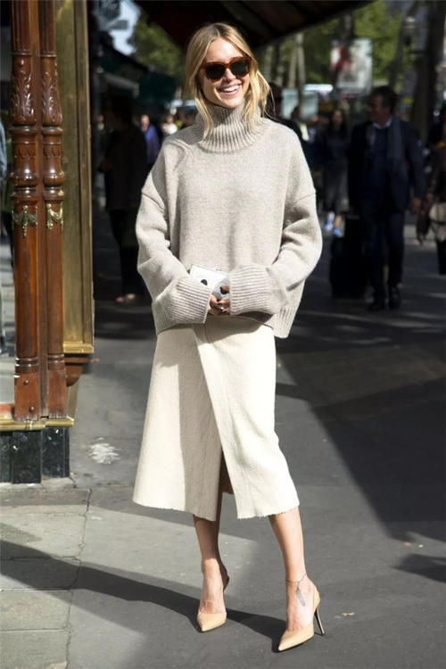 上了年纪的女人，别再死磕少女感了，这几种“优雅穿搭”，值得学