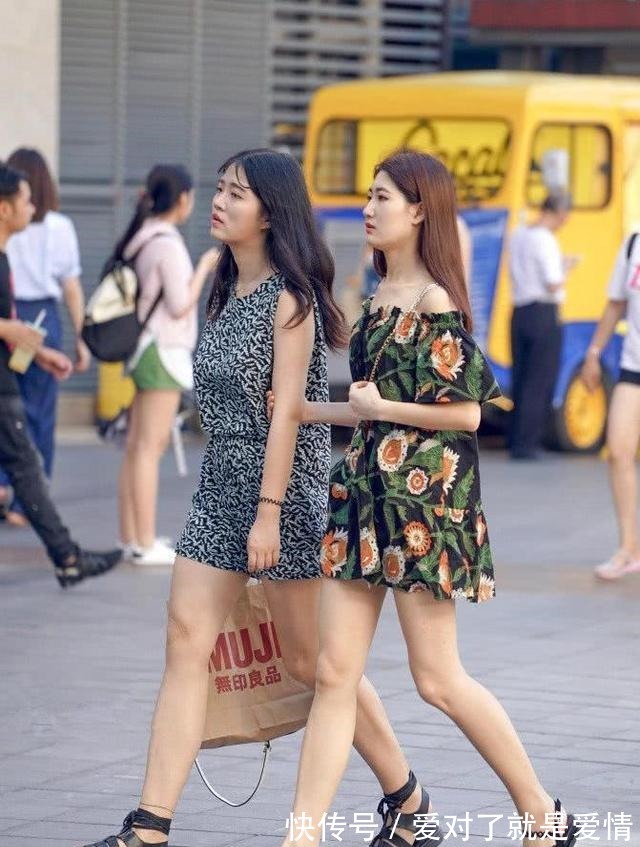 都市丽人 深灰色修身连衣裙搭配尖头高跟，高贵冷艳，从容优雅！