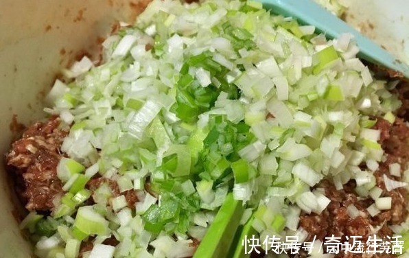 包子|调肉馅有窍门，多加“一水一油”，鲜嫩香味足，包饺子包子都好吃！