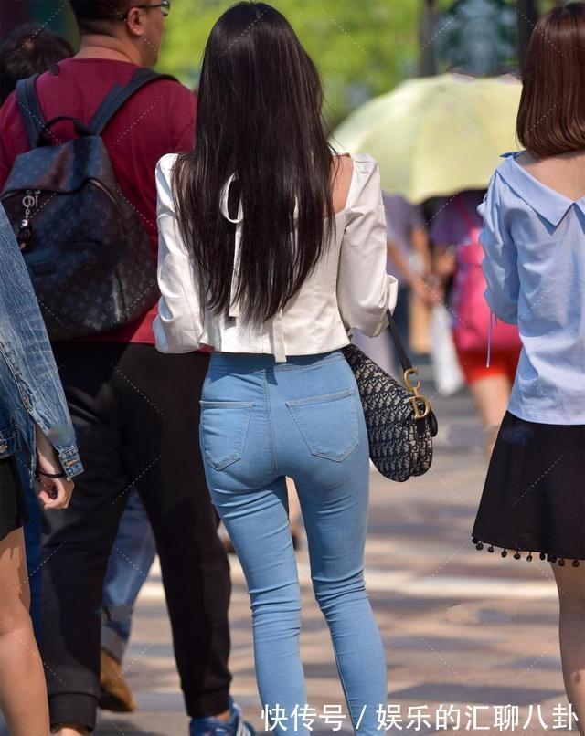 碎花|黑色短上衣搭配五分钟裤,诠释了独特的动感风格