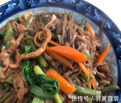 豆角|豆角焖面,面条直接下锅是错的,多做1步,根根干香入味,不粘连
