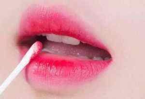 涂口红,还在傻傻抿嘴唇这4步缺一不可,不然别怪口红粘杯掉色