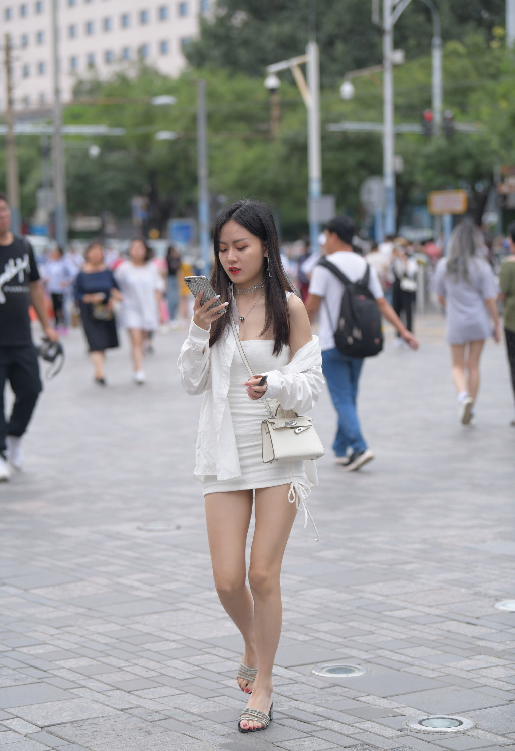 小姐姐|素净的白色连衣裙, 直接穿出“仙女感”, 尽显优雅大方!