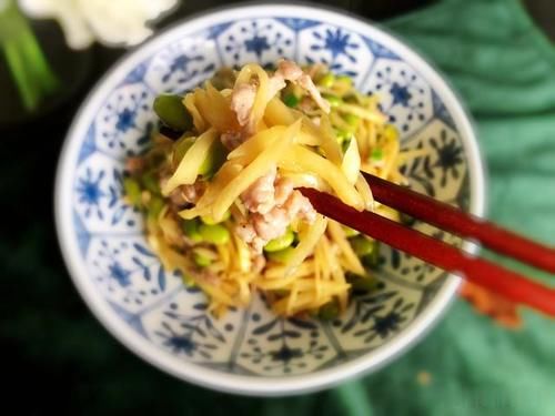 炒前|这道家常小菜,荤素搭配、营养美味,炒前多加这一步,吃得更健康