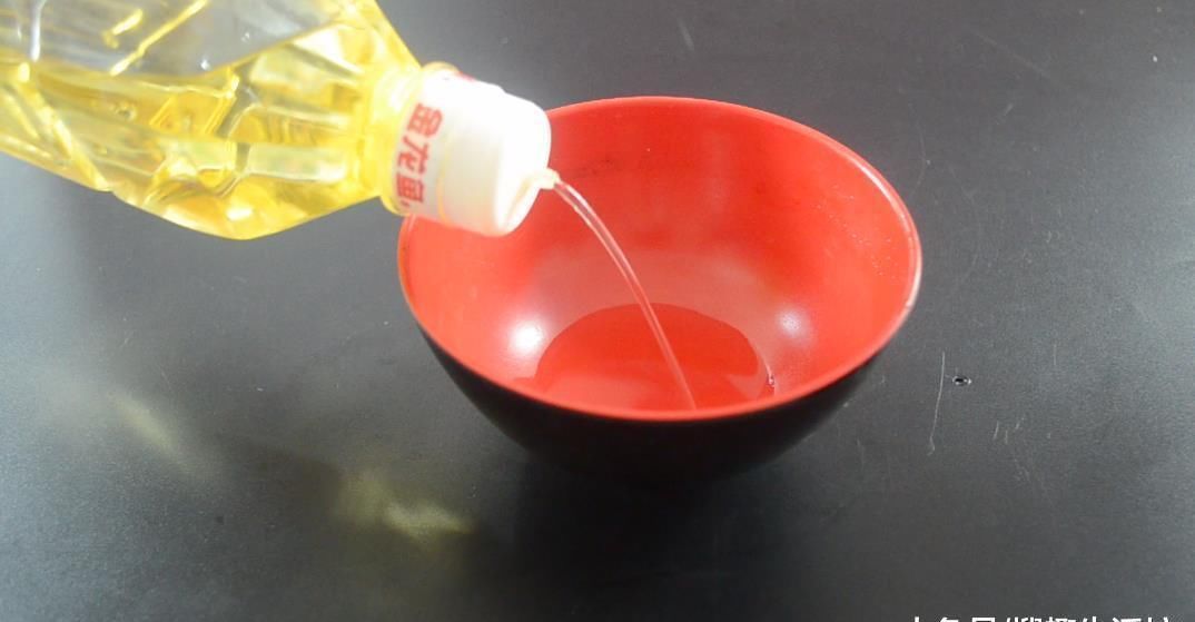 瓶盖上面戳一个洞, 没想到还有这个作用, 看完你会感谢我的