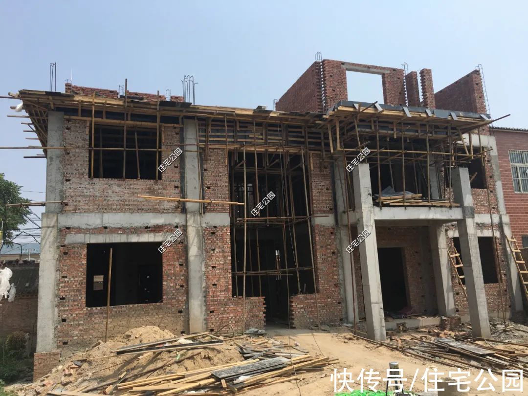 楼面|河南农村85万建三层别墅，比效果图还漂亮