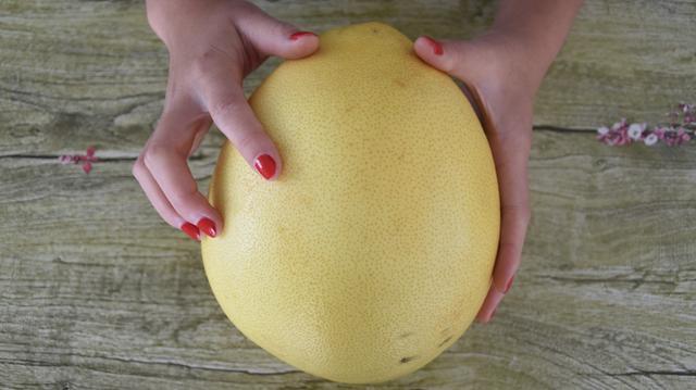 柚子是要买尖的还是买圆的很多人不清楚,难怪买又酸又苦!