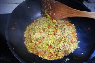 它的味道不亚于豇豆的芹菜肉末,是拌饭面条的好搭档