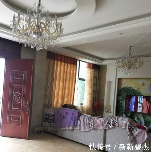 笑疯|农村爷爷独特别墅,真是“表里不一”,外面高大上,里面估计笑疯