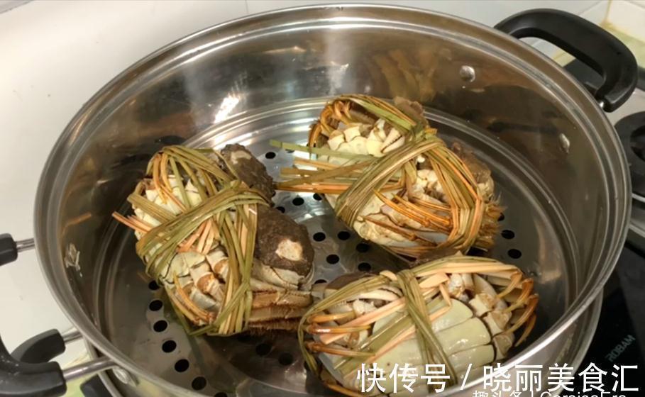 蒸大闸蟹时,最忌直接上锅蒸,多加一步,螃蟹鲜嫩入味不流黄