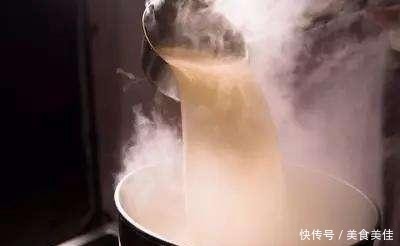 骨架|20年老面馆的高汤秘方,原来是这么熬制的,汤色奶白且鲜美浓郁
