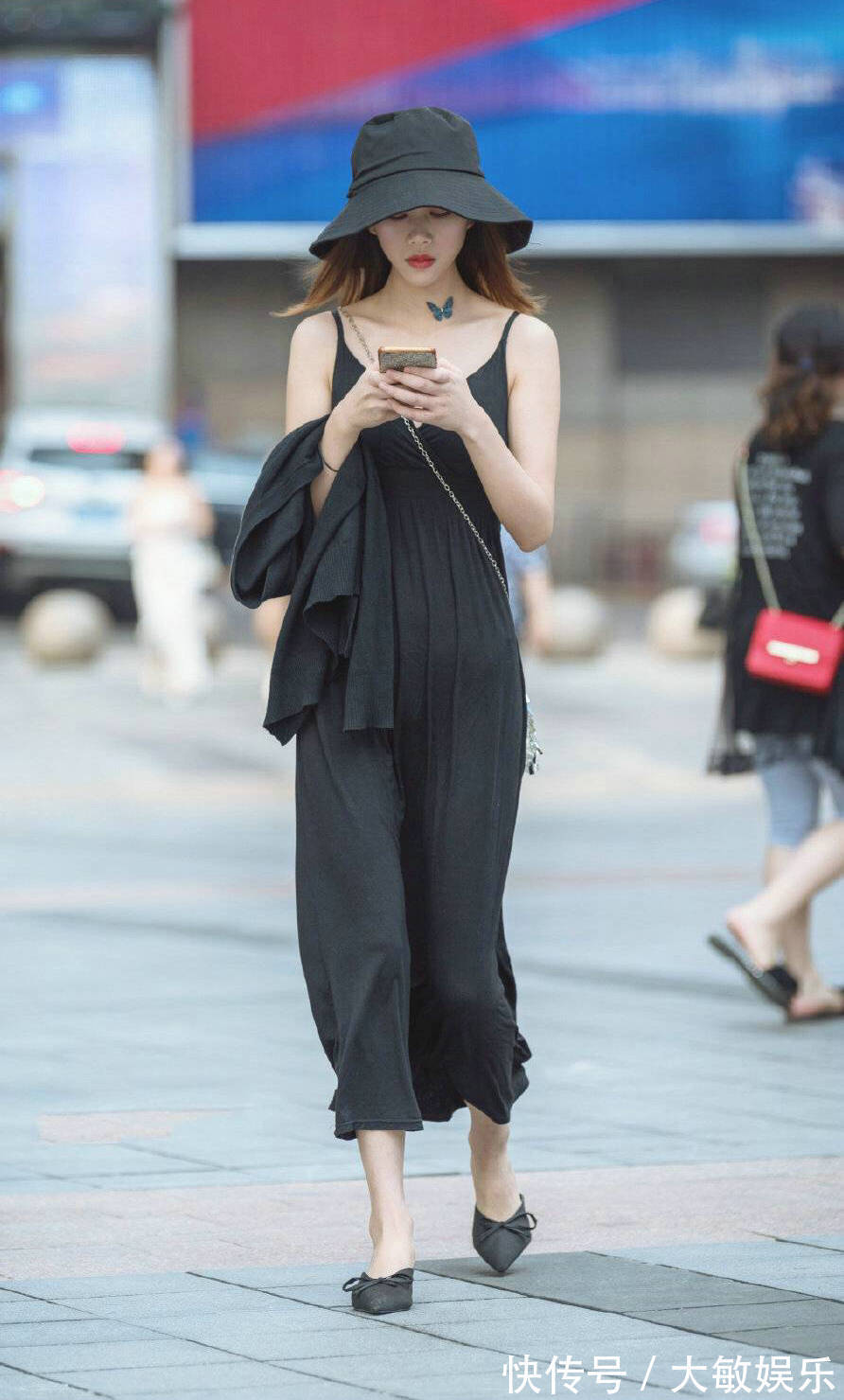 凉鞋 黑色连衣裙搭配黑色一字带高跟凉鞋,这样的组合性感又有女人味