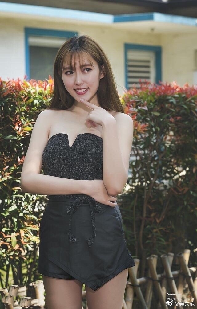 街拍|街拍青春甜美的小姐姐，穿搭时尚连衣裙，尽显性感韵味