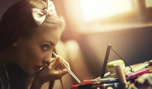 疫情 口红销量售价双降,美妆博主百万梦成空,转型美食博主!