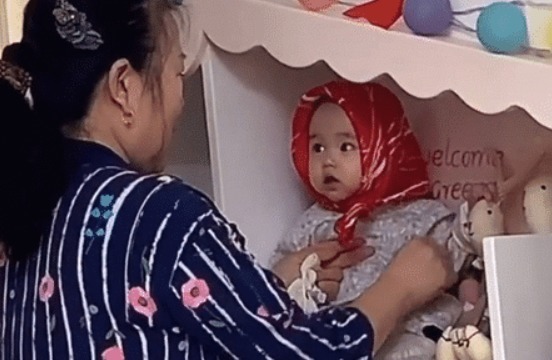 萌娃|姥姥“仙气飘飘”式带娃,这大概是我见过最值钱的“摆件”
