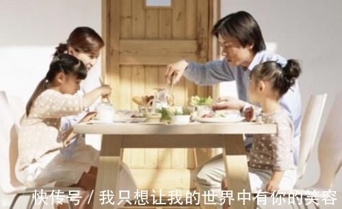 作息时间|夫妻俩餐馆吃饭,路人拍照传到网上,网友:孩子是意外