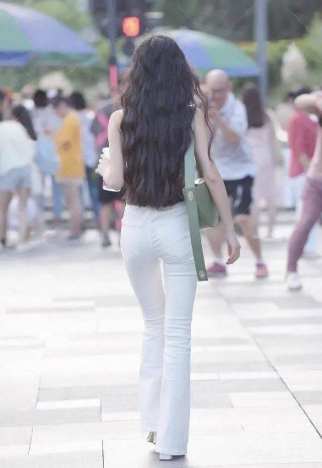 喇叭裤|小姐姐橙色小背心搭配白色喇叭裤,炫腹风格更加突显自己身材