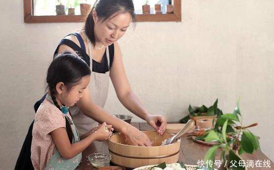 女儿|84岁宝妈卖核桃赚了小一千，偷偷给女儿塞了几张，画面温暖人心