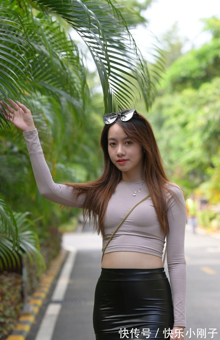 美女|美女穿搭修身的白色上衣,搭配红色的印字母裤子,整体很清爽时尚