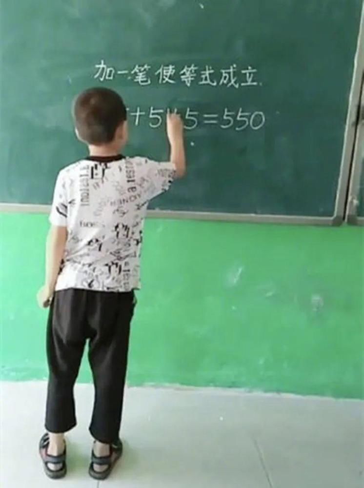 逻辑|移动2笔变成1个三角形？小学生做题征服众人，网友：逻辑鬼才