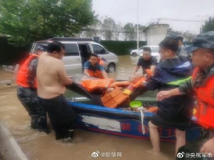 救援|官兵乘船救援被困老人