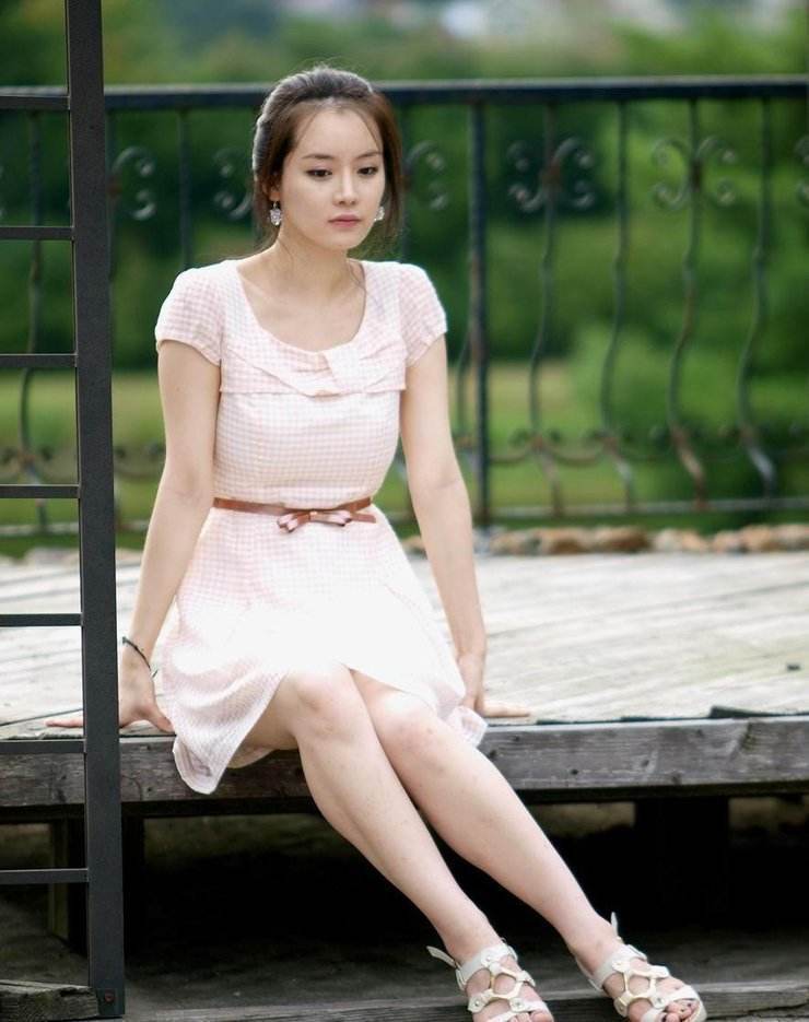 街拍:美女上身穿黑色t恤,下身搭配潮流短裤,焕发出简约的魅力